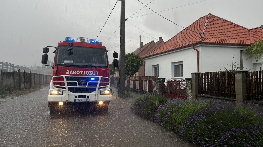 Hatalmas eső zúdult Pécsre (06.09.) című videó előképe