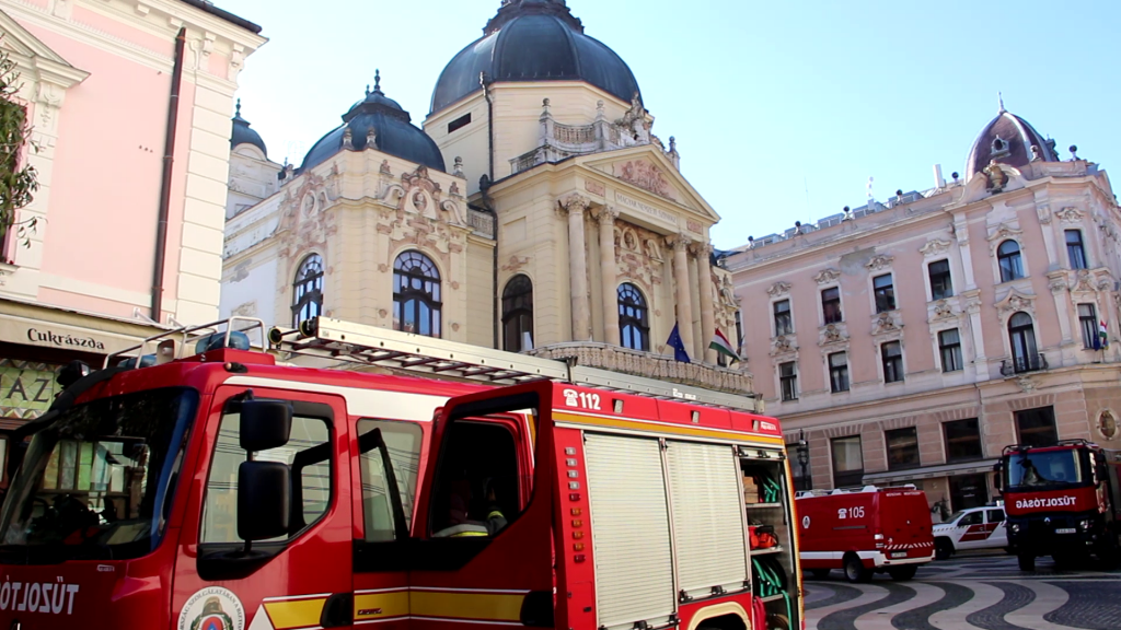 Tűzoltók lepték el a Pécsi Nemzeti Színházat című videó előképe