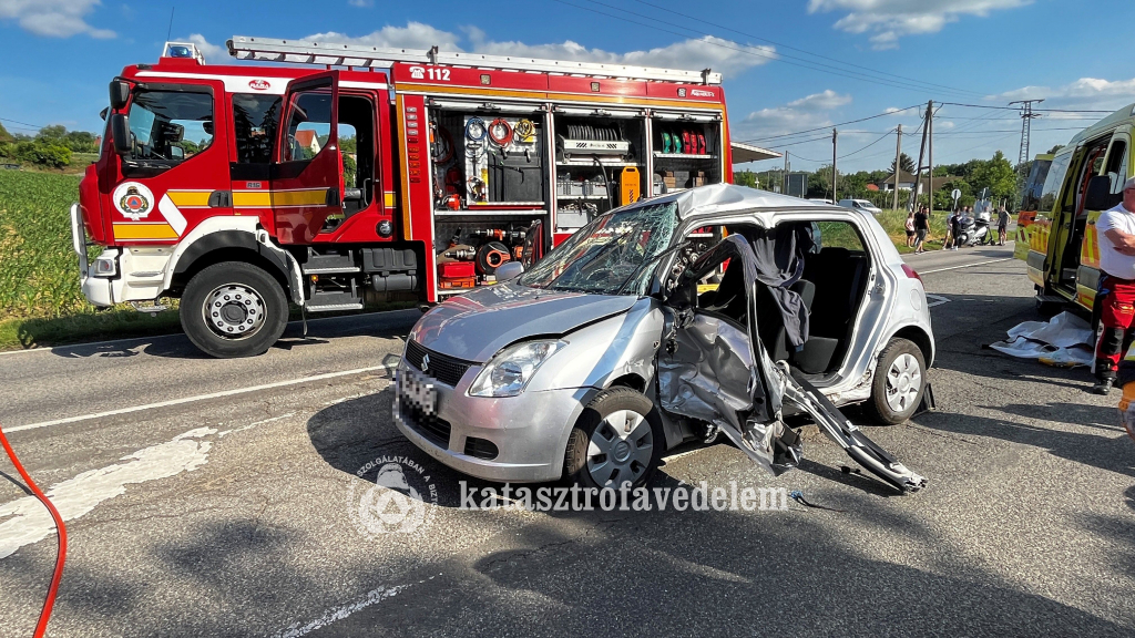 a balesetben résztvevő személyautó, mögötte tűzoltóautó és mentő