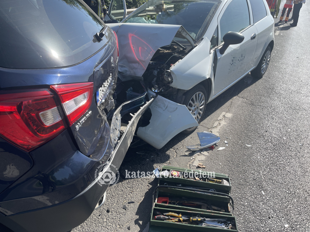 a hátsó autó motorháztetője felgyűrődött a balesetben