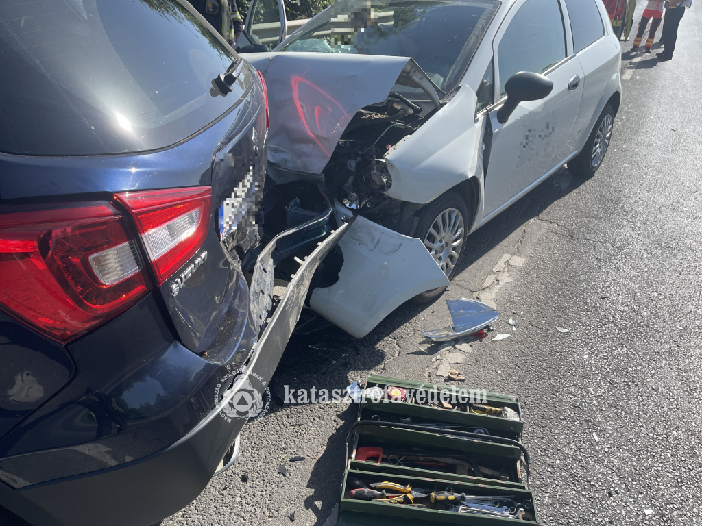 a hátsó autó motorháztetője felgyűrődött a balesetben