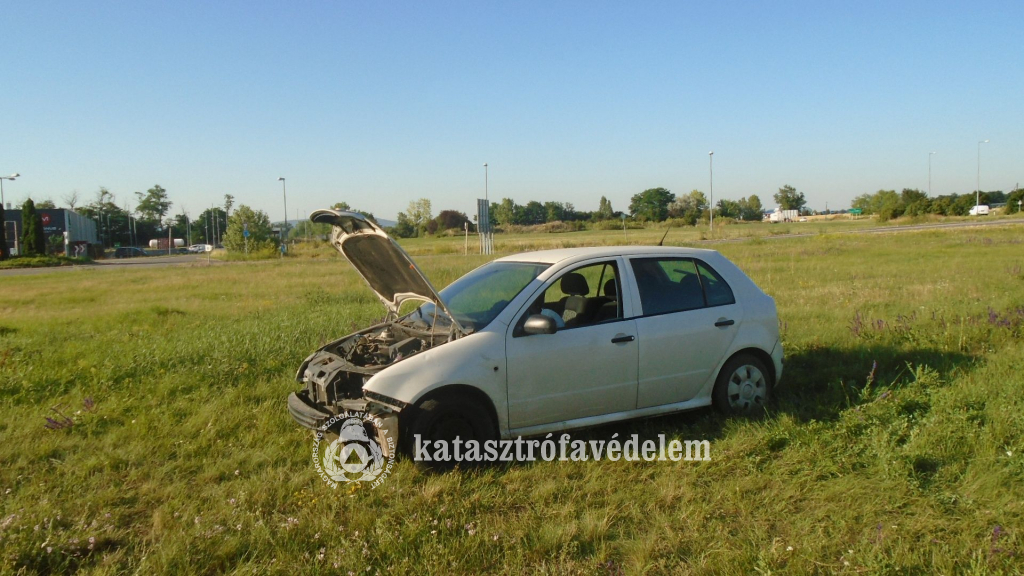 az autó a mező közepén állt meg