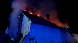 Teljesen kiégett egy családi ház Átán