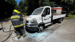 A tűzoltók egy sugárral hűtötték le a kocsi motorját.