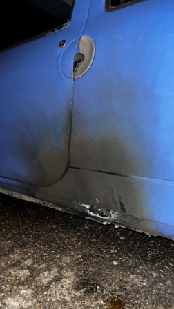 A személyautó oldalát érte a tűz Pécsett, a Kolónia utcában.