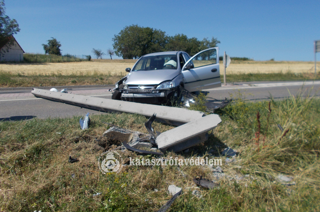 autó, kidőlt villanyoszloppal