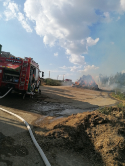 Sásdról és Dombóvárról érkeztek tűzoltók a helyszínre.