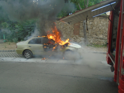 A tűzoltrók kiérkezésekor az autó motor- és utastere is égett.