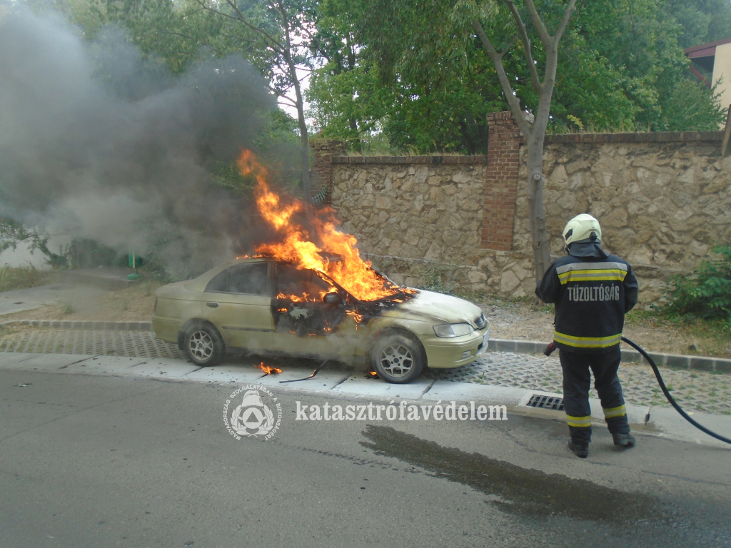 A tűzoltók kiérkezésekor az autó motor- és utastere is égett.