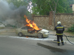 A tűzoltók kiérkezésekor az autó motor- és utastere is égett.