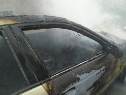 A tűzben az autó motortere és utastere is kiégett.