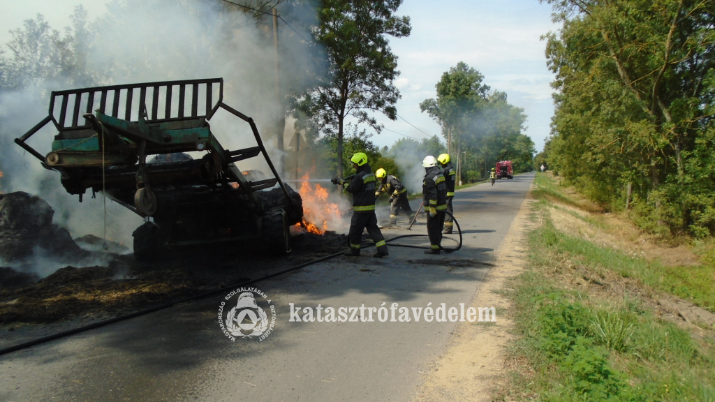 Pótkocsin tárolt bálák kaptak lángra Szörény külterületén.