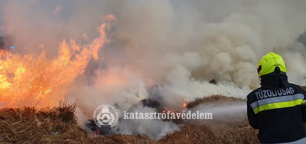 tűzoltó oltja a lángokat