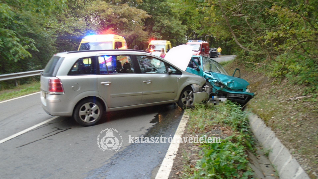 összeütközött autók, mögötte mentők, tűzoltóautó