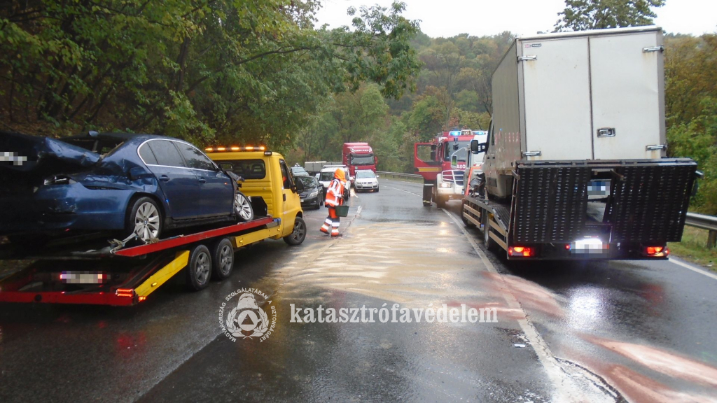 a balesetet szenvedett autók autómentőre rakva