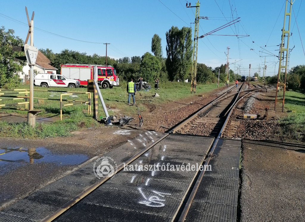 a baleset helyszíne, vasúti átjáró, messze az autó és tűzoltók