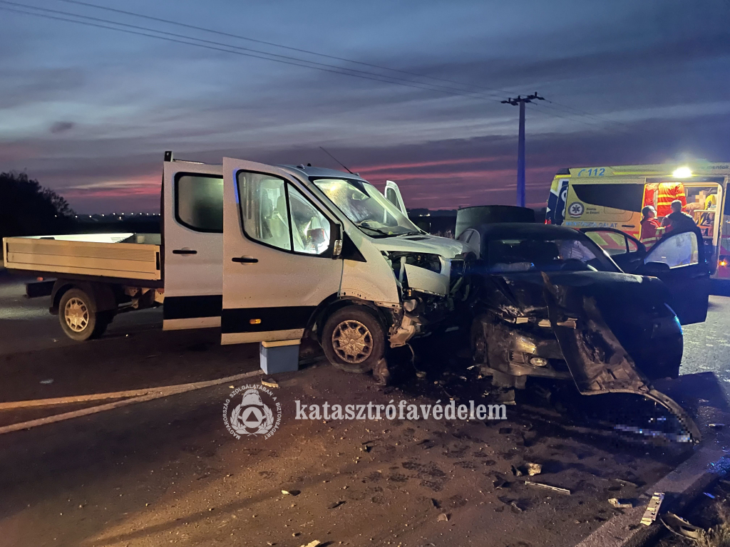 oldalról csapódott a személyautónak a kisteherautó