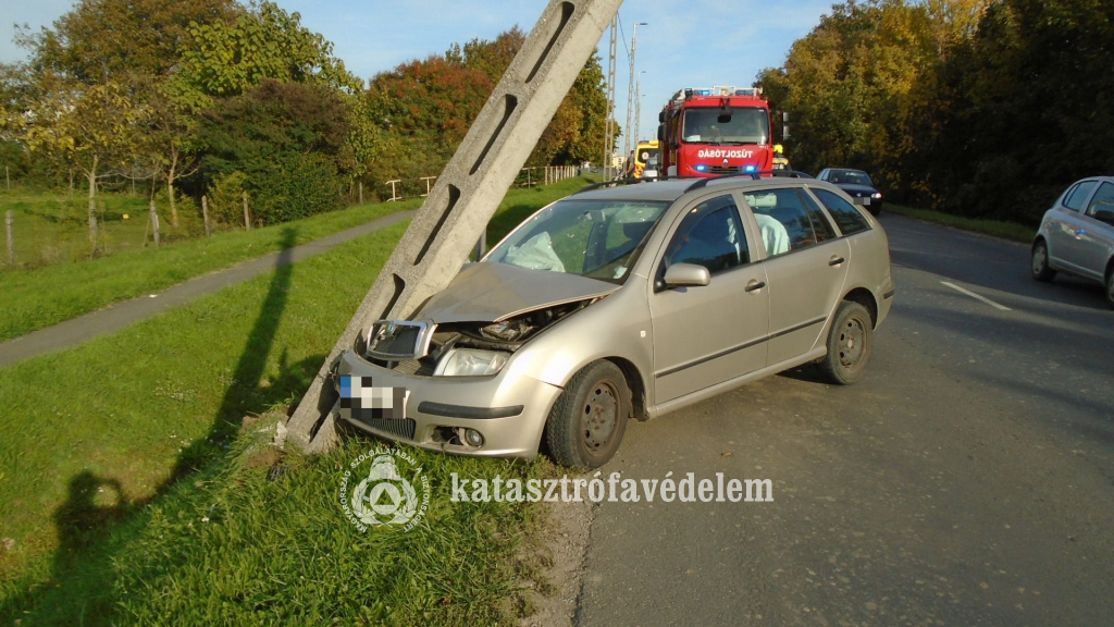 az autóra dőlt a villanyoszlop