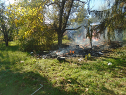 Növényi hulladékot égetett, leégett a tárolója (10.17.)