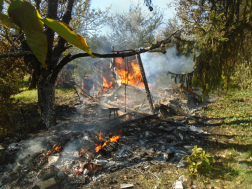 Növényi hulladékot égetett, leégett a tárolója (10.17.)