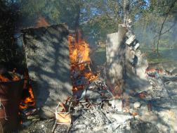 Növényi hulladékot égetett, leégett a tárolója (10.17.)