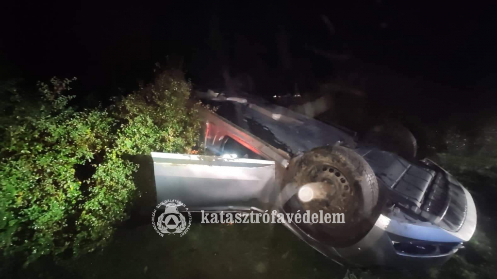 tetején áll az autó