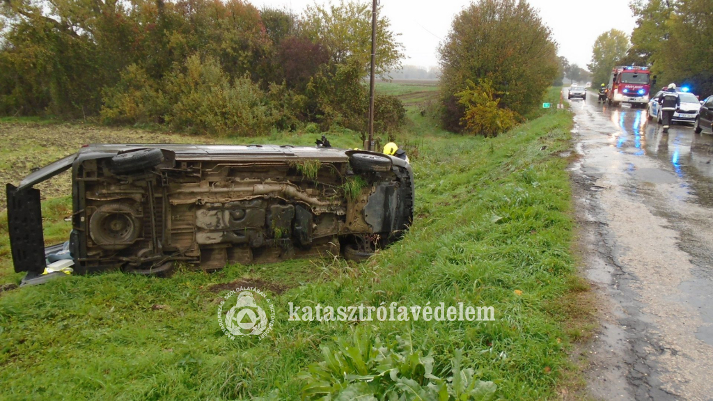 oldalára borulva áll a busz az árokban