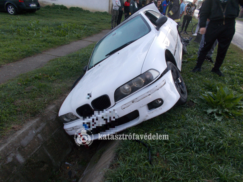személyautó az árokban