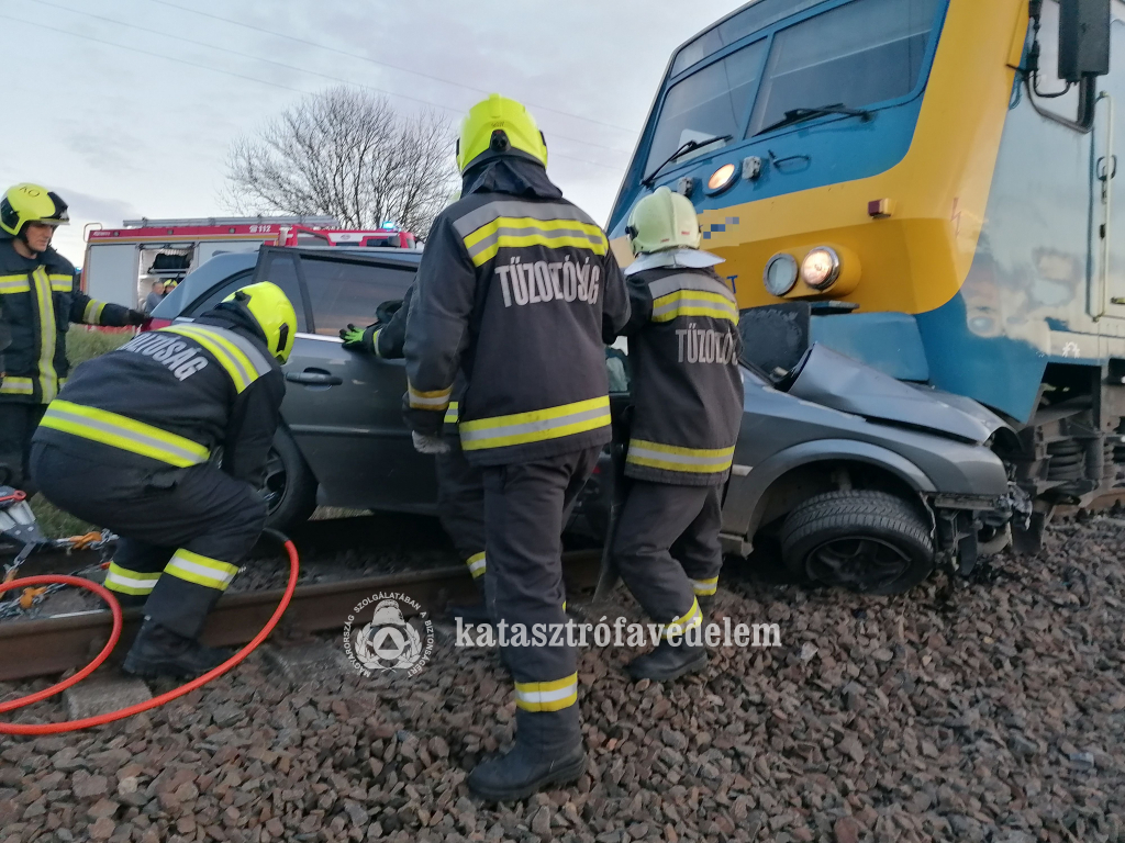 vonat, autó, tűzoltók