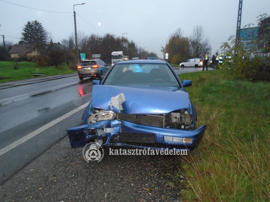 szemből ütközött az oszlopnak az autó