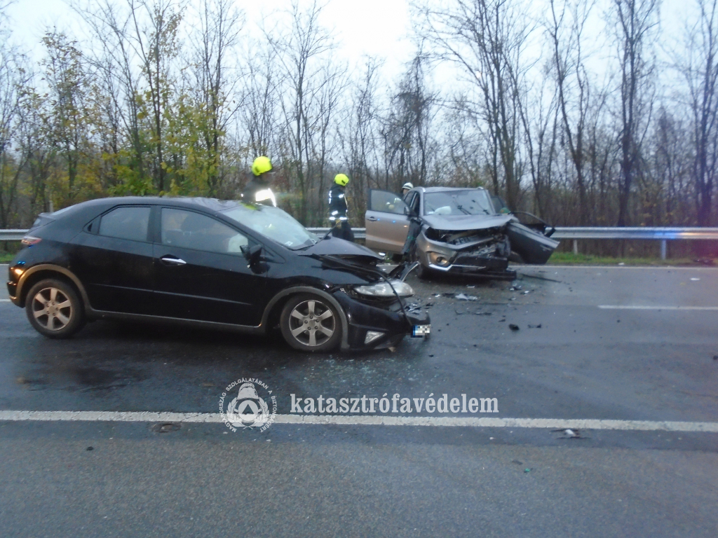 a két balesetezett autó, tűzoltók