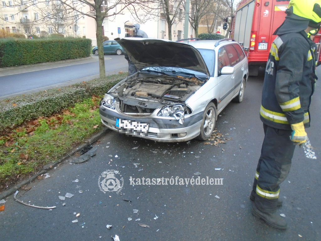 személyautó felnyílt motorháztetővel, tűzoltó