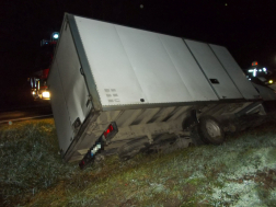 Botykapeterd és Szigetvár között egy teherautó sodródott az árokba miután egy vad elé ugrott.