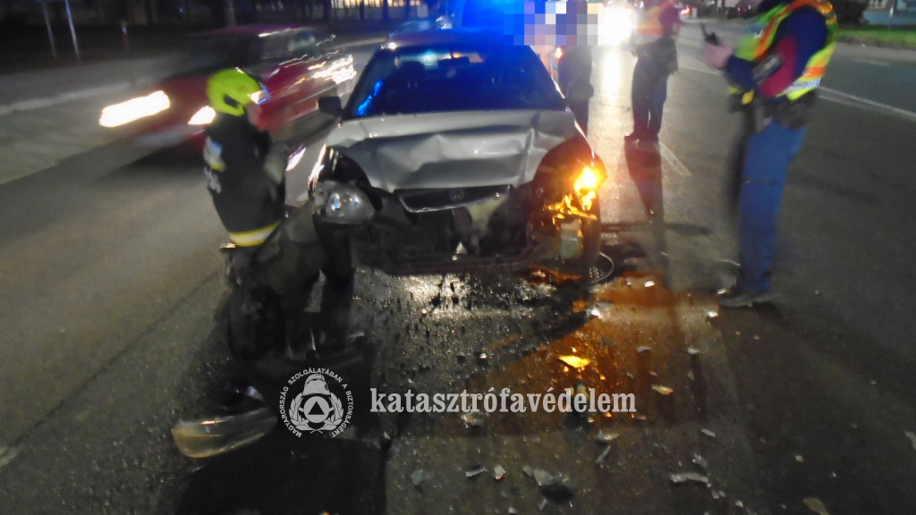 A Zsolnay Vilmos úton két személyautó ráfutásos balesetet szenvedett.