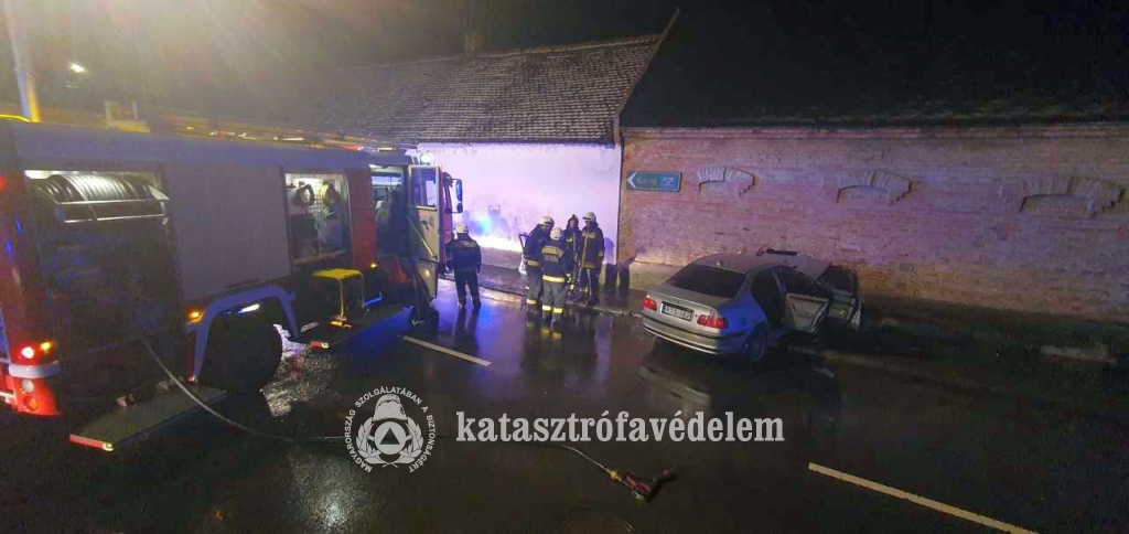 házfalnak ütközött autó, tűzoltóautó, tűzoltók