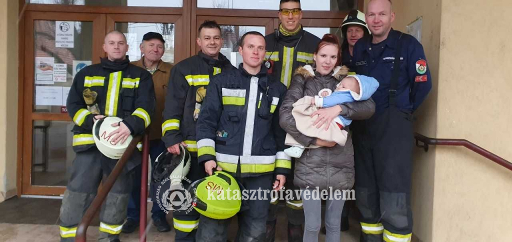 csoportkép: család, tűzoltók