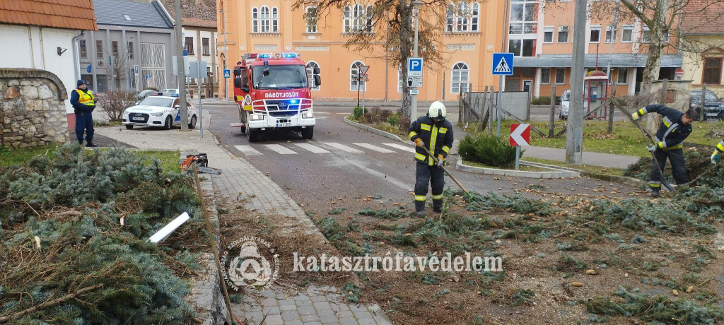 önkéntesek letakarítják az utat