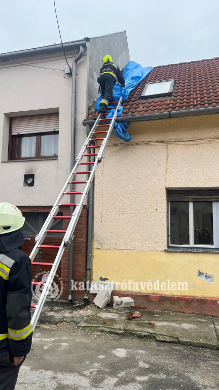 a tűzoltók eltávolítják a veszélyes tetőcserepeket