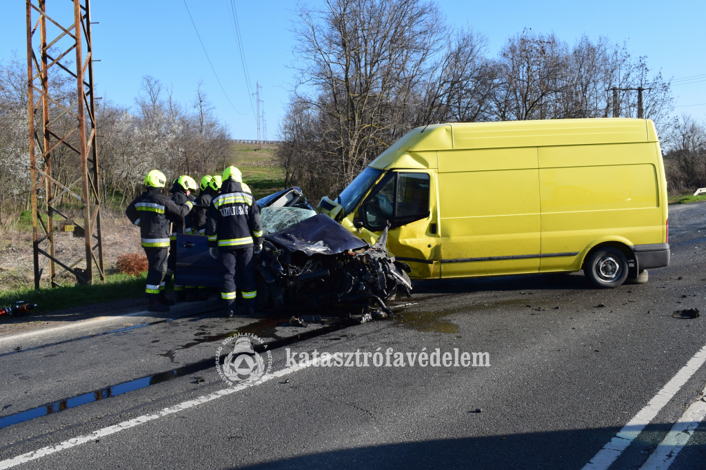 személyautó és kisteherautó ütközött össze, mellettük tűzoltók