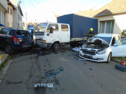 Parkoló autók törtek össze a balesetben