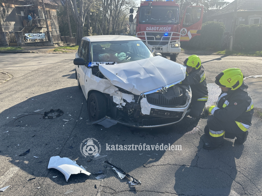 személyautó, tűzoltók