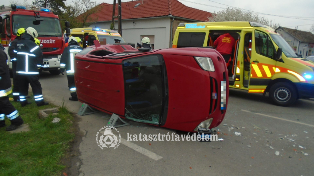 oldalára borult autó, mentők, tűzoltók