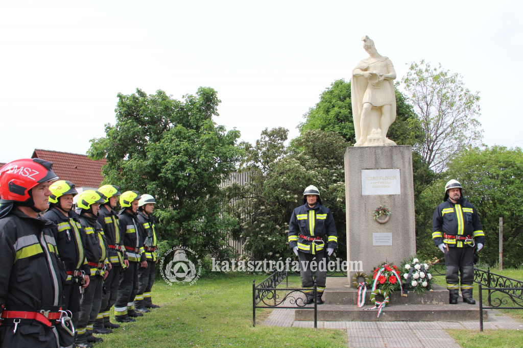 tűzoltók a Flórián szobornál