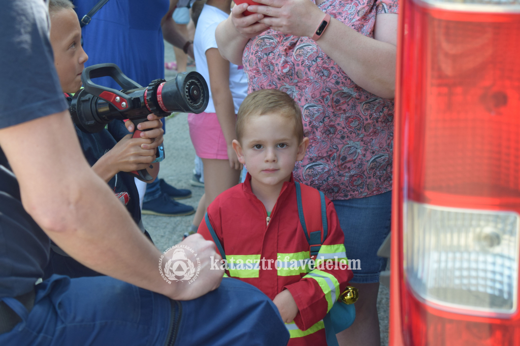 tűzoltónak öltözött kisfiú
