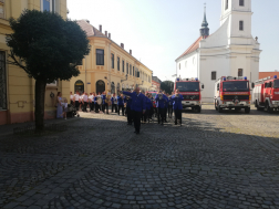 A hivatásos és önkéntes tűzoltók a Szigetvári Zrínyi Miklós Fúvós Zenekar zenei kísérete mellett vonultak.