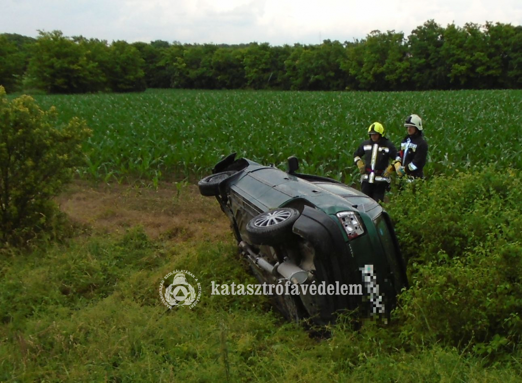 oldalára borult autó, tűzoltók