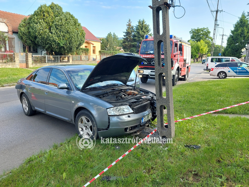 oszlopnak ütközött személyautó