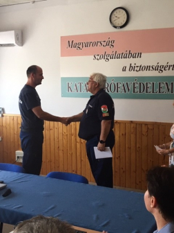 Nógrádi Csaba tűzoltó őrmester Siklóson kezdi meg a szolgálatot. 