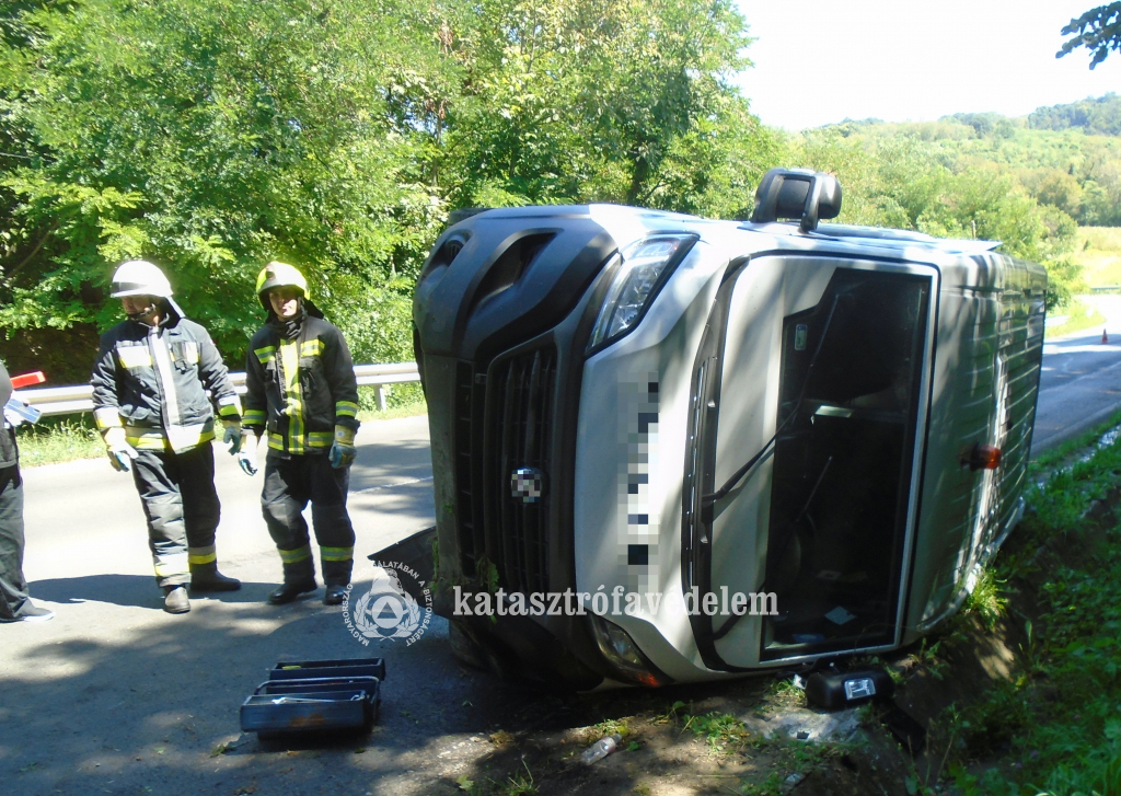 oldalára borult furgon, tűzoltók