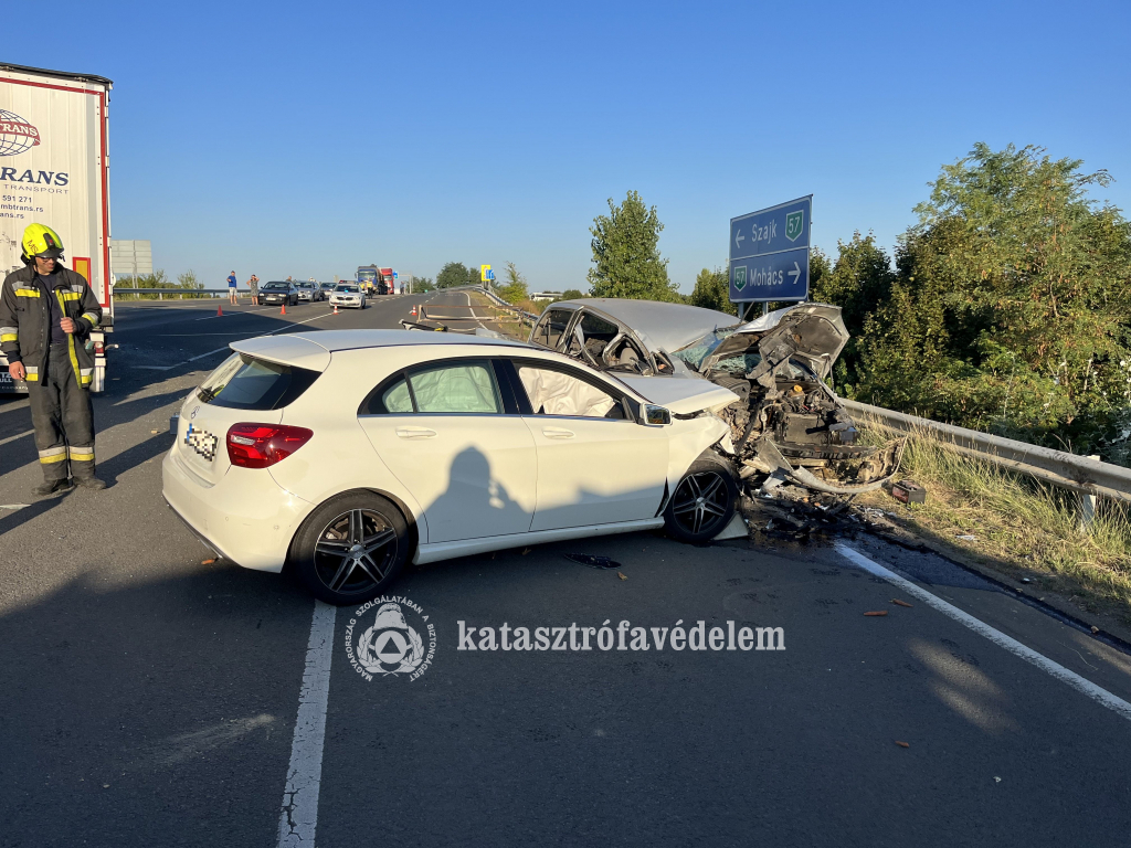 frontálisan ütközött személyautók